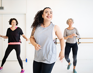 3 mulheres praticando exercício físico