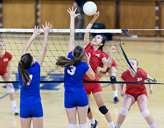 Uma partida de vôlei feminino
